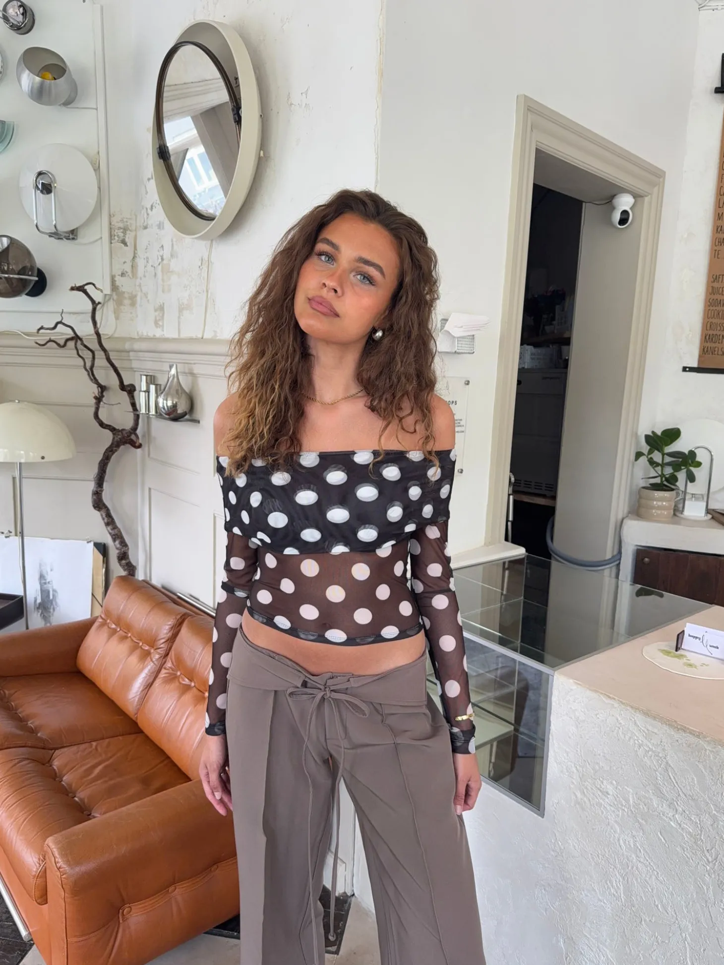 Alba off shoulder top med polkaprikker - Sort/hvid
