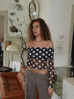 Alba off shoulder top med polkaprikker - Sort/hvid