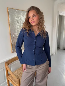 Alberte figursyet skjorte - Navy