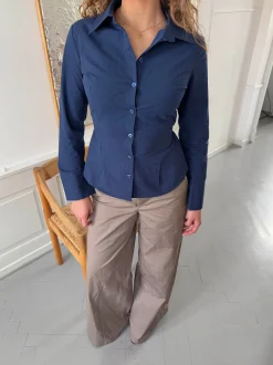 Alberte figursyet skjorte - Navy