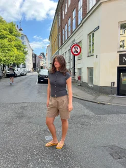 Amaia bermudashorts med hvidt bånd - Beige