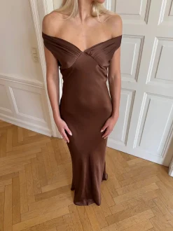 Andie off shoulder satinkjole - Brun