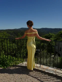 Andie off shoulder satinkjole - Gul