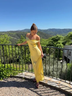 Andie off shoulder satinkjole - Gul