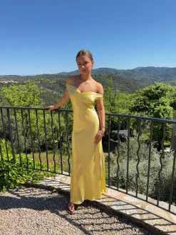 Andie off shoulder satinkjole - Gul