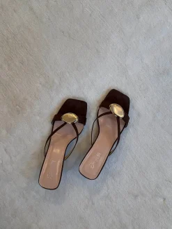 Annaline mules med gulddetalje - Brun/guld