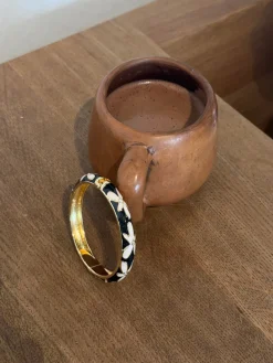 Arna armbånd med blomster - Sort/guld