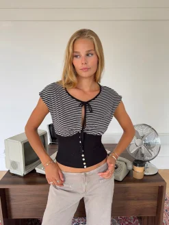 Bianca stribet top med detaljer - Sort/hvid