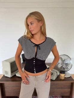Bianca stribet top med detaljer - Sort/hvid