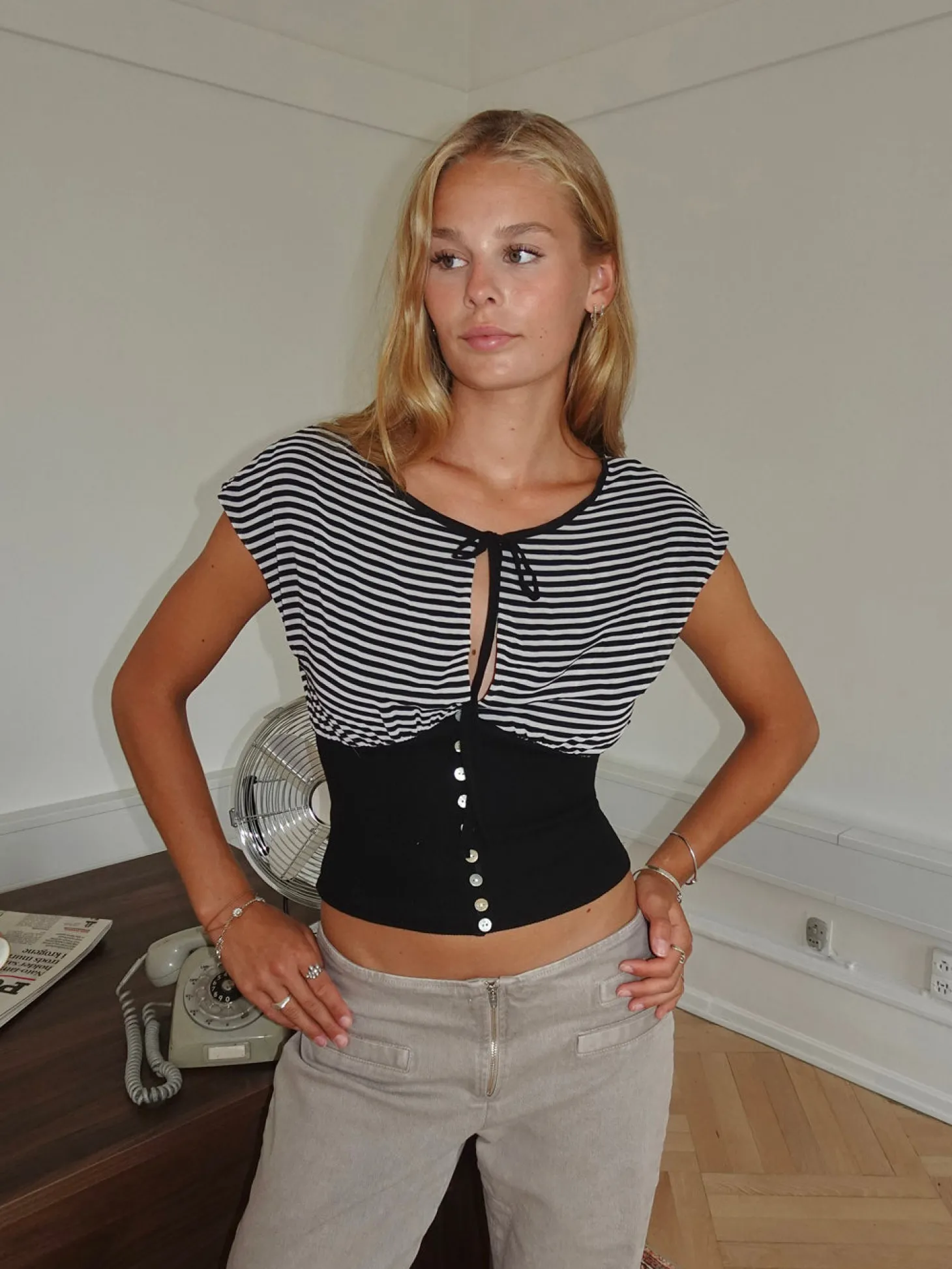 Bianca stribet top med detaljer - Sort/hvid