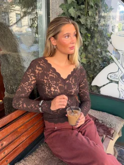 Bodil langærmet bluse med blonder - Brun