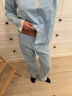 Carol pyjamassæt med blonder - Lyseblå