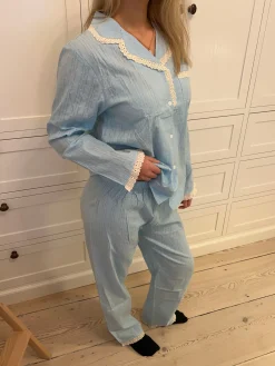 Carol pyjamassæt med blonder - Lyseblå