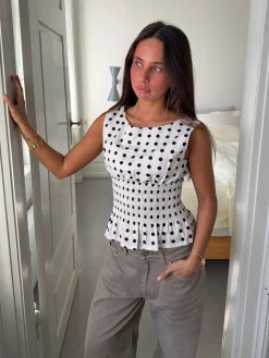 Cathrine smocktop med polkaprikker - Hvid/sort