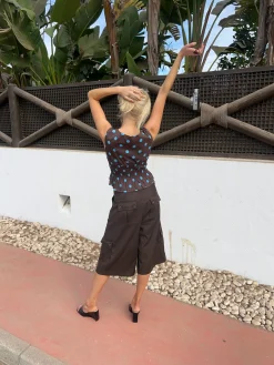 Cathrine smocktop med polkaprikker - Brun/blå