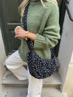 Cia skuldertaske med polka prikker - Sort