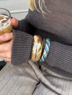 Eivora armbånd med striber - Blå nuancer/guld