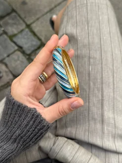 Eivora armbånd med striber - Blå nuancer/guld