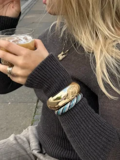 Eivora armbånd med striber - Blå nuancer/guld