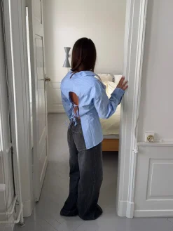 Estelle stribet skjorte med åben ryg - Blå/hvid