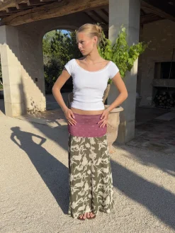 Florina nederdel med mønster og fold - Kaki/hvid/lilla