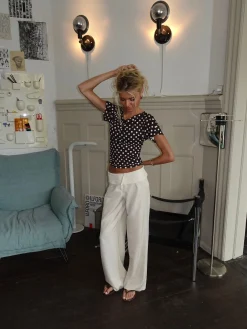 Florine figursyet t-shirt med polkaprikker - Brun/hvid
