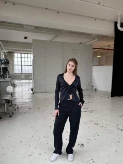 Freja satinbluse - Mørk navy