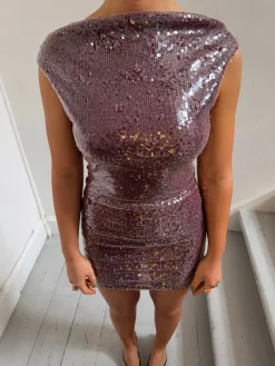 Gabriella kjole med pallietter - Lilla