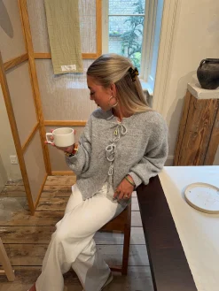 Gunilla strikket cardigan med bindedetaljer - Lys grå