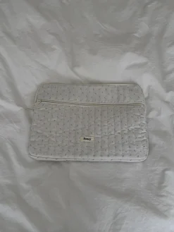 Honey computersleeve - Off white med små lyserøde blomster