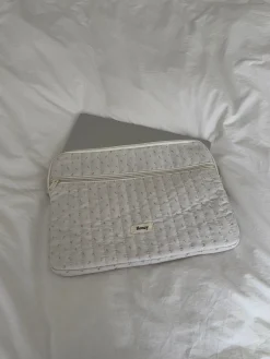 Honey computersleeve - Off white med små lyserøde blomster