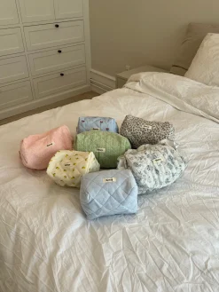 Honey lille toilettaske - Lyseblå med broderede hjerter