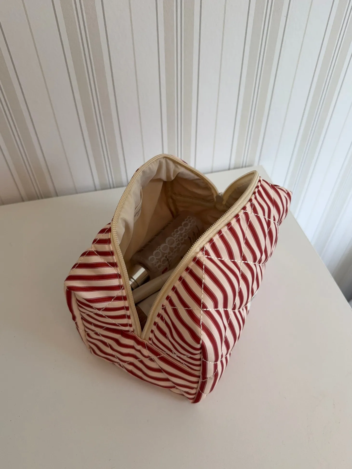 Honey lille toilettaske - Striber i rød/beige