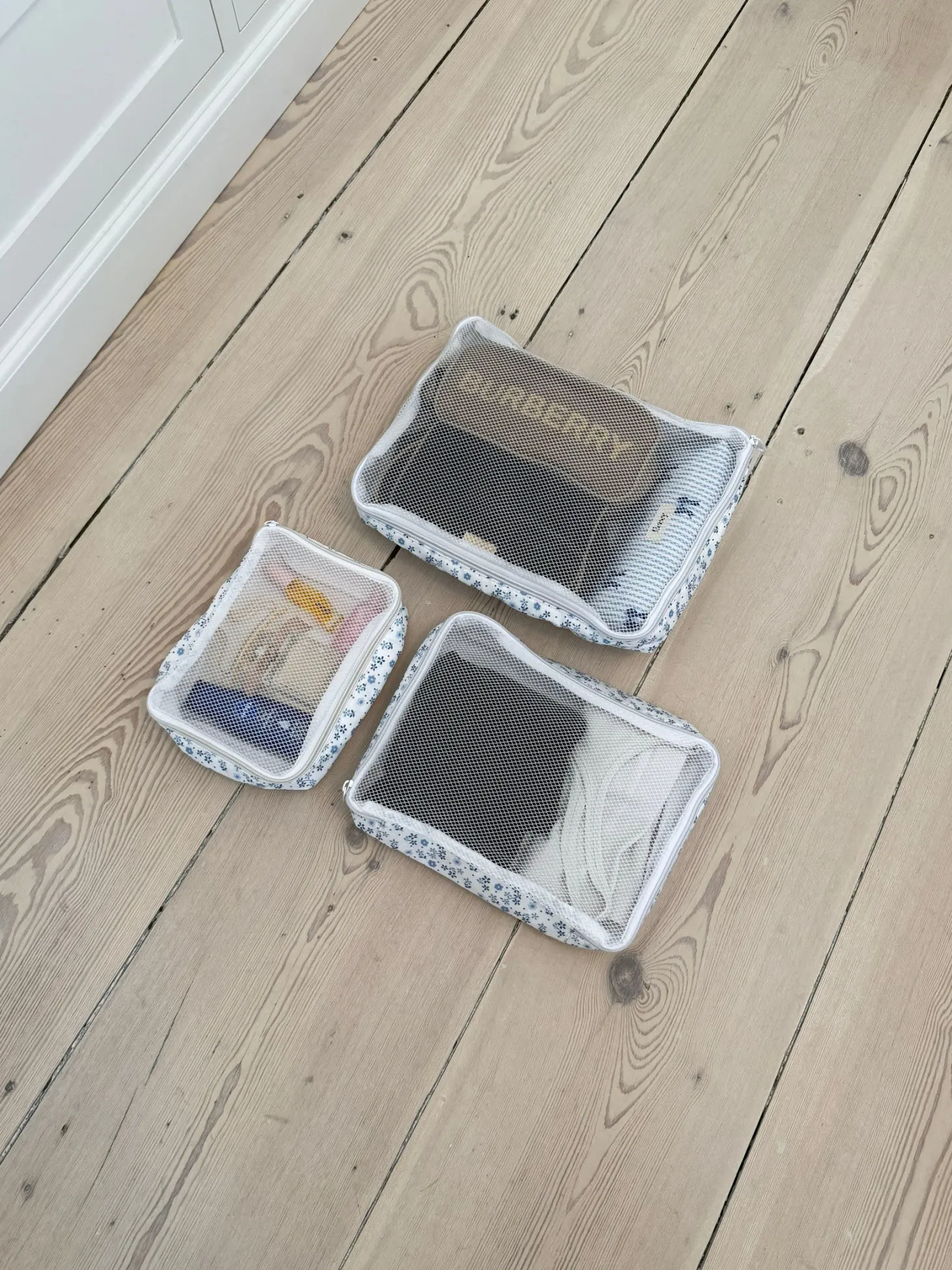 Honey packing cubes - Hvid med blå blomster