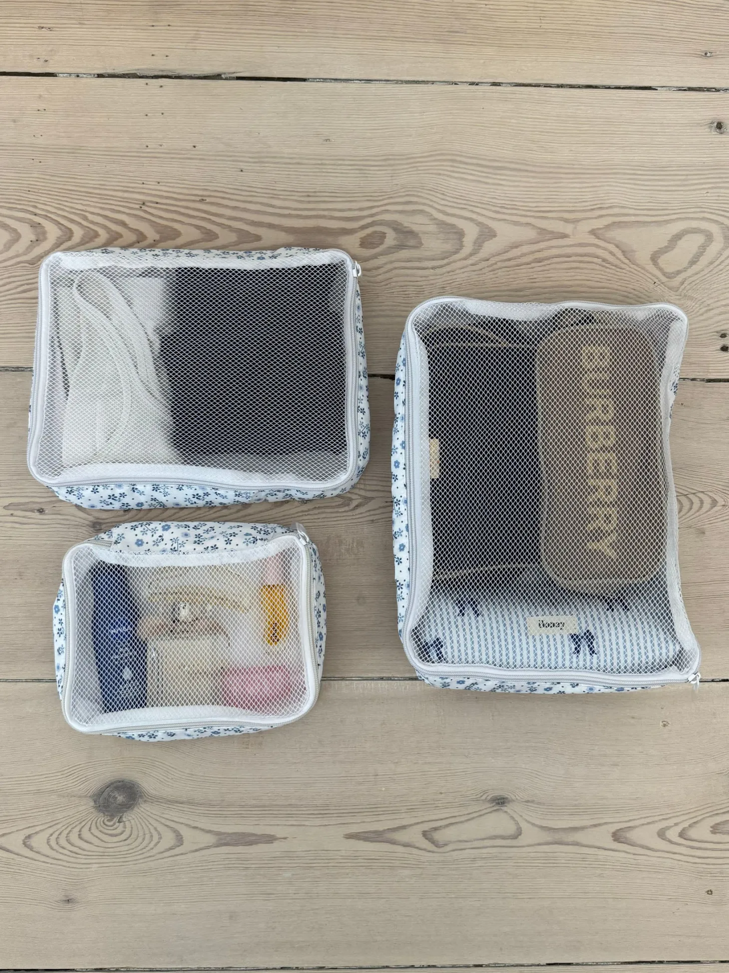 Honey packing cubes - Hvid med blå blomster
