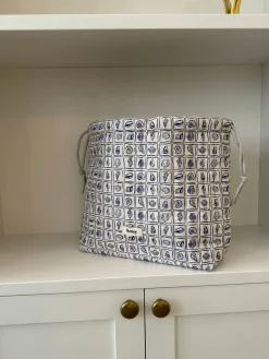 Honey stor toilettaske - Hvid med lilla konkylier
