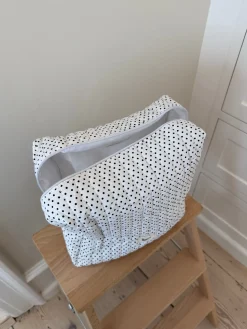 Honey stor toilettaske - Hvid med polkaprikker