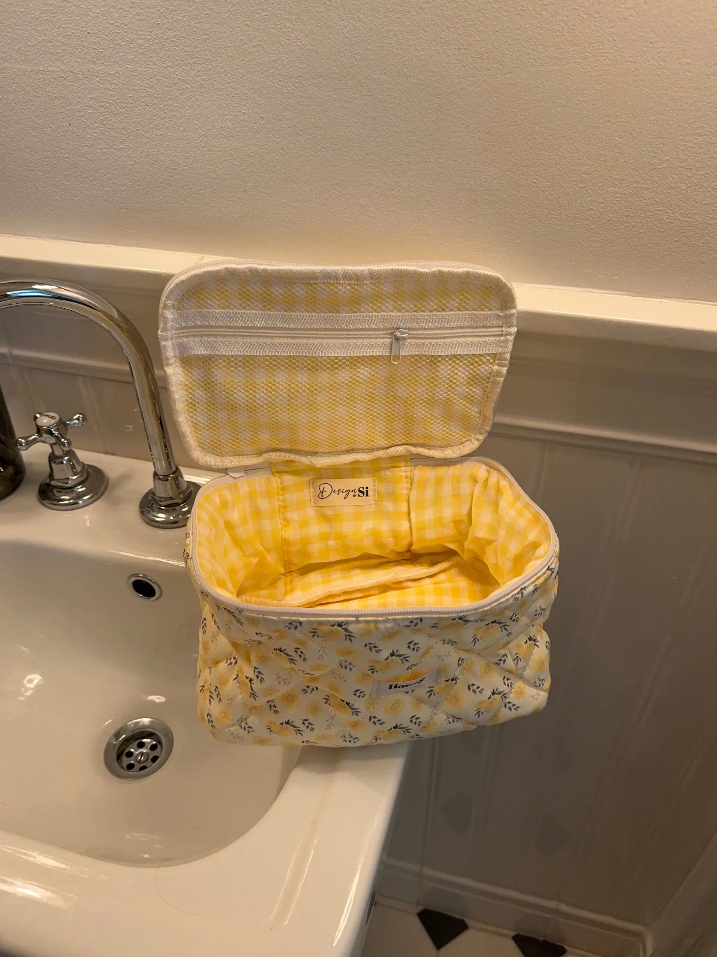 Honey stor toilettaske med hang - Lys gul med gule bomster