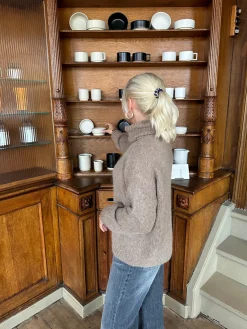 Idun striktrøje med turtleneck - Brun