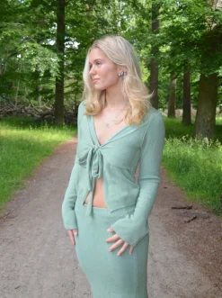 Ines strikket bluse med bindebånd - Støvet grøn