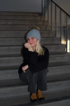 Kabelstrikket hue - Grå