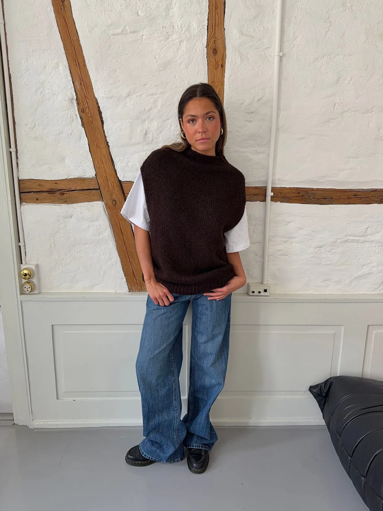 Kahula strikvest med t-shirt - Brun/hvid