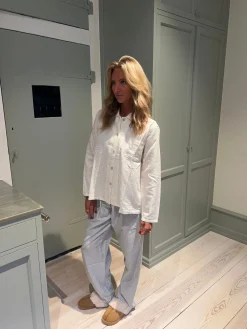 Kallie pyjamassæt med kirsebær - Hvid/blå