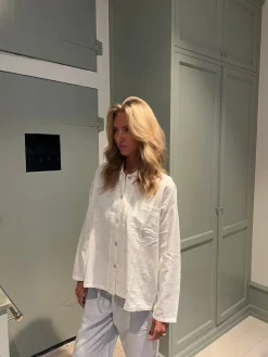 Kallie pyjamassæt med kirsebær - Hvid/blå