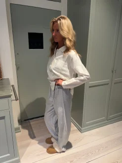 Kallie pyjamassæt med kirsebær - Hvid/blå