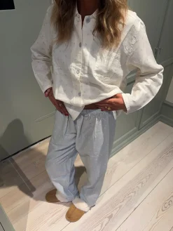 Kallie pyjamassæt med kirsebær - Hvid/blå