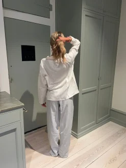 Kallie pyjamassæt med kirsebær - Hvid/blå