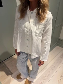 Kallie pyjamassæt med kirsebær - Hvid/blå