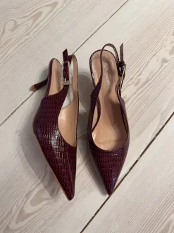 Karline slingback mules med krokodilleprint - Mørkerød