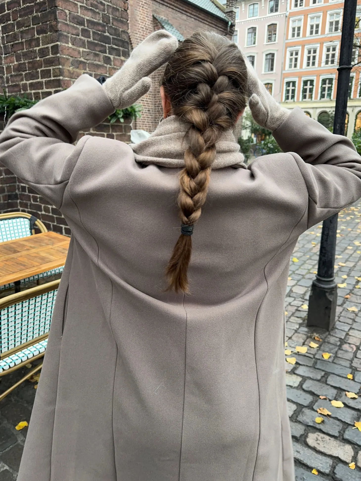 Kehlani luffer i strik - Lys brun